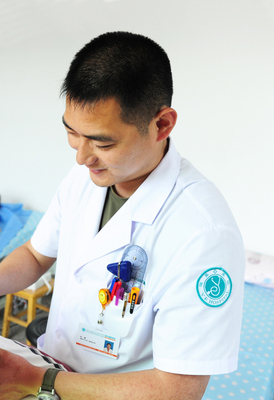 付强主任，潍坊潍医医院康复医学中心主任，康复医师，高级针灸推拿师，国医大师石学敏院士学术思想传承“醒脑开窍法”嫡传弟子。