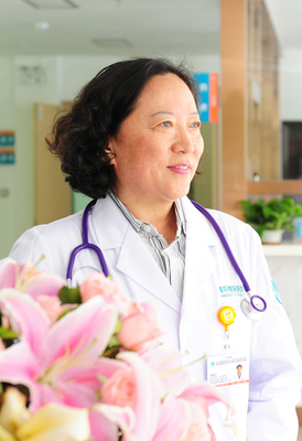 邱大石教授，潍医医院母婴健康中心主任，主任医师，潍坊护理职业学院助产系主任，中国妇幼保健协会助产教育学组委员，潍坊医学院研究生导师，山东省老年医学研究会老年服务与管理专业委员会副主任委员，山东省护理学会常务理事